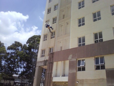 LAVANDO A FAIXADA OBRA EM TABOÃO DA SERRA